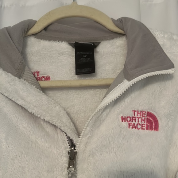 North Face Jacket Breast Cancer Awareness🎗️💝 - Picture 2 of 4